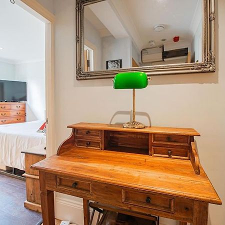 Appartamento Stylish 1-Bed Flat In Soho - Prime Central Londra Esterno foto