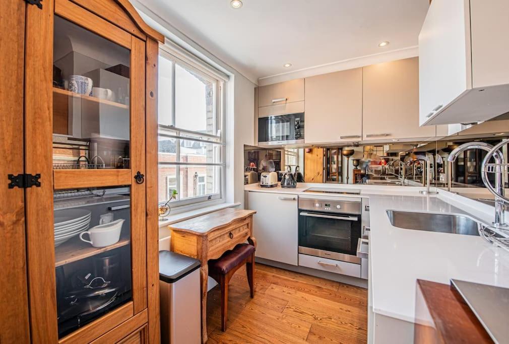 Appartamento Stylish 1-Bed Flat In Soho - Prime Central Londra Esterno foto