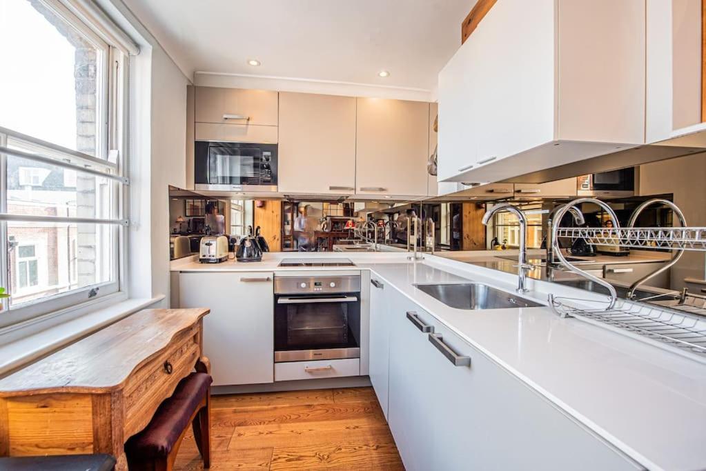 Appartamento Stylish 1-Bed Flat In Soho - Prime Central Londra Esterno foto