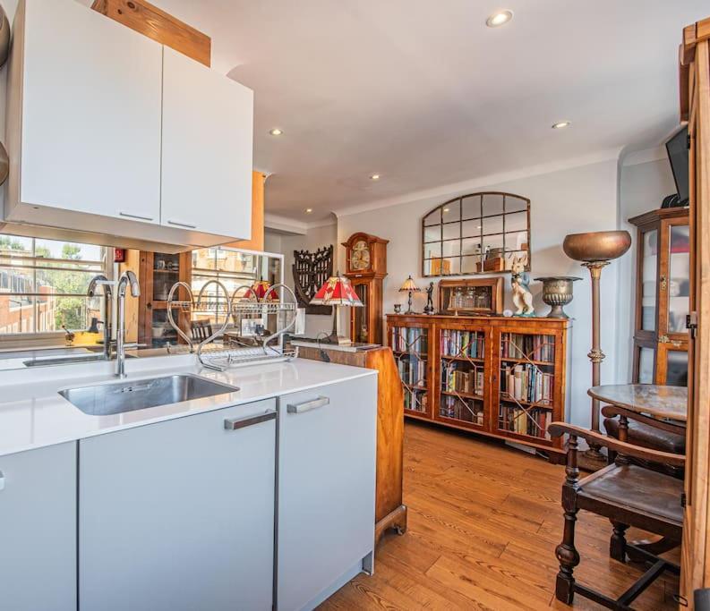 Appartamento Stylish 1-Bed Flat In Soho - Prime Central Londra Esterno foto