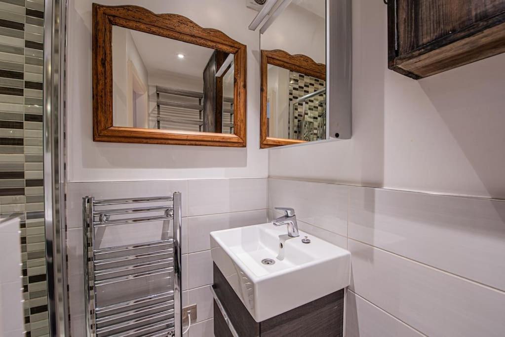 Appartamento Stylish 1-Bed Flat In Soho - Prime Central Londra Esterno foto