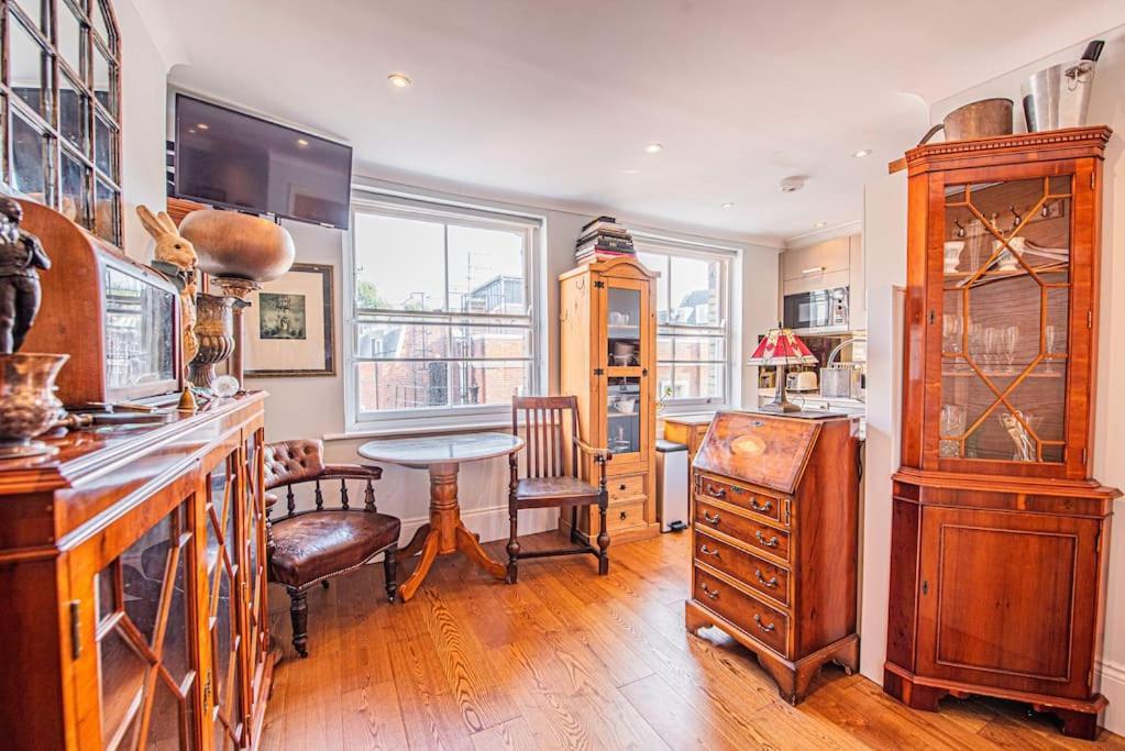 Appartamento Stylish 1-Bed Flat In Soho - Prime Central Londra Esterno foto