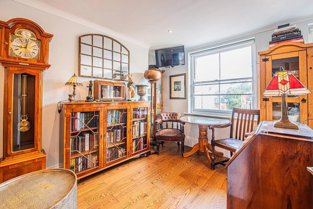 Appartamento Stylish 1-Bed Flat In Soho - Prime Central Londra Esterno foto