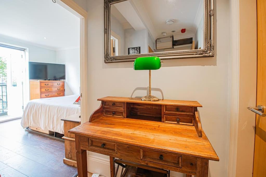 Appartamento Stylish 1-Bed Flat In Soho - Prime Central Londra Esterno foto