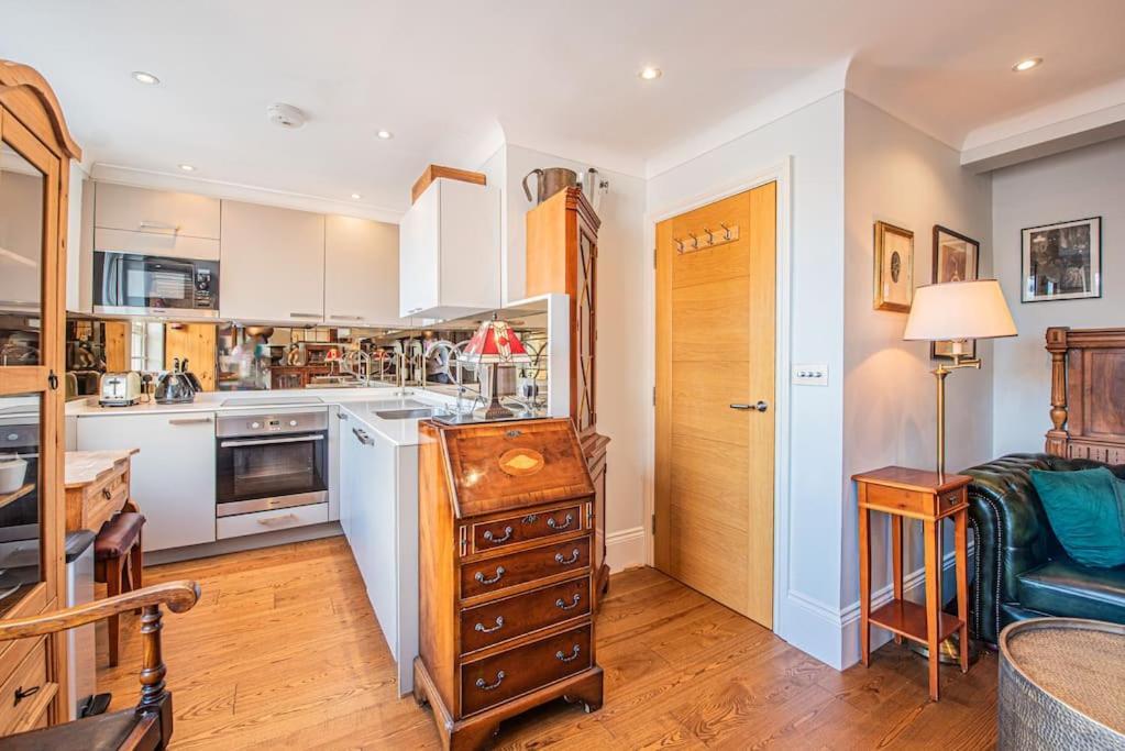 Appartamento Stylish 1-Bed Flat In Soho - Prime Central Londra Esterno foto