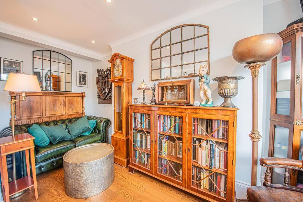 Appartamento Stylish 1-Bed Flat In Soho - Prime Central Londra Esterno foto