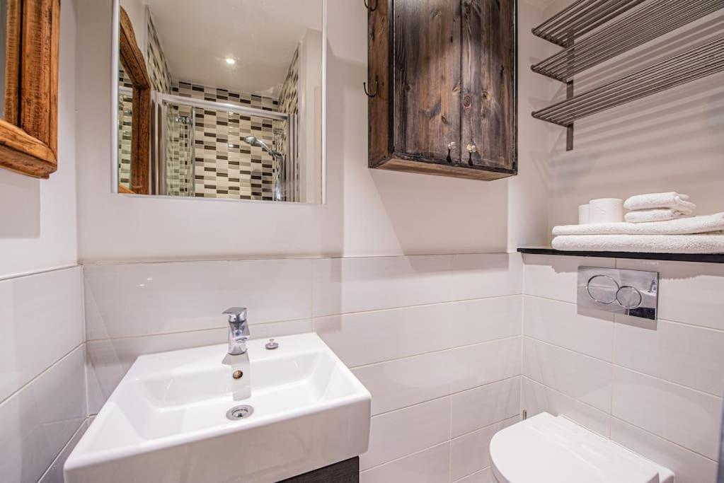 Appartamento Stylish 1-Bed Flat In Soho - Prime Central Londra Esterno foto